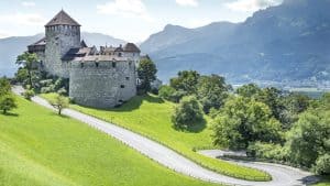 Liechtenstein temperatur, klima og vejr året rundt