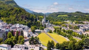 Lourdes temperatur, klima og vejr året rundt
