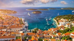 Hvar temperatur, klima og vejr året rundt
